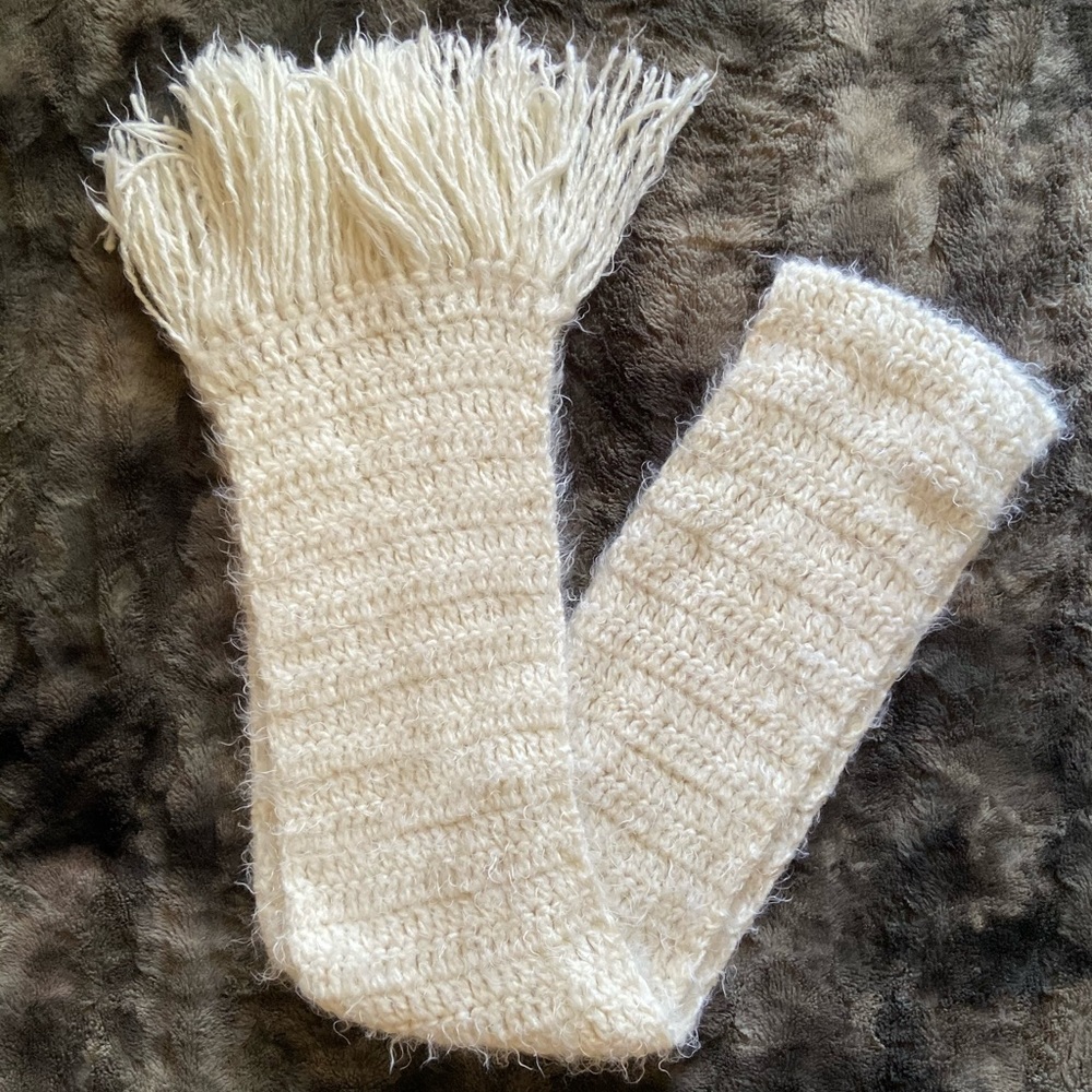 HELLA LONG white soft scarf